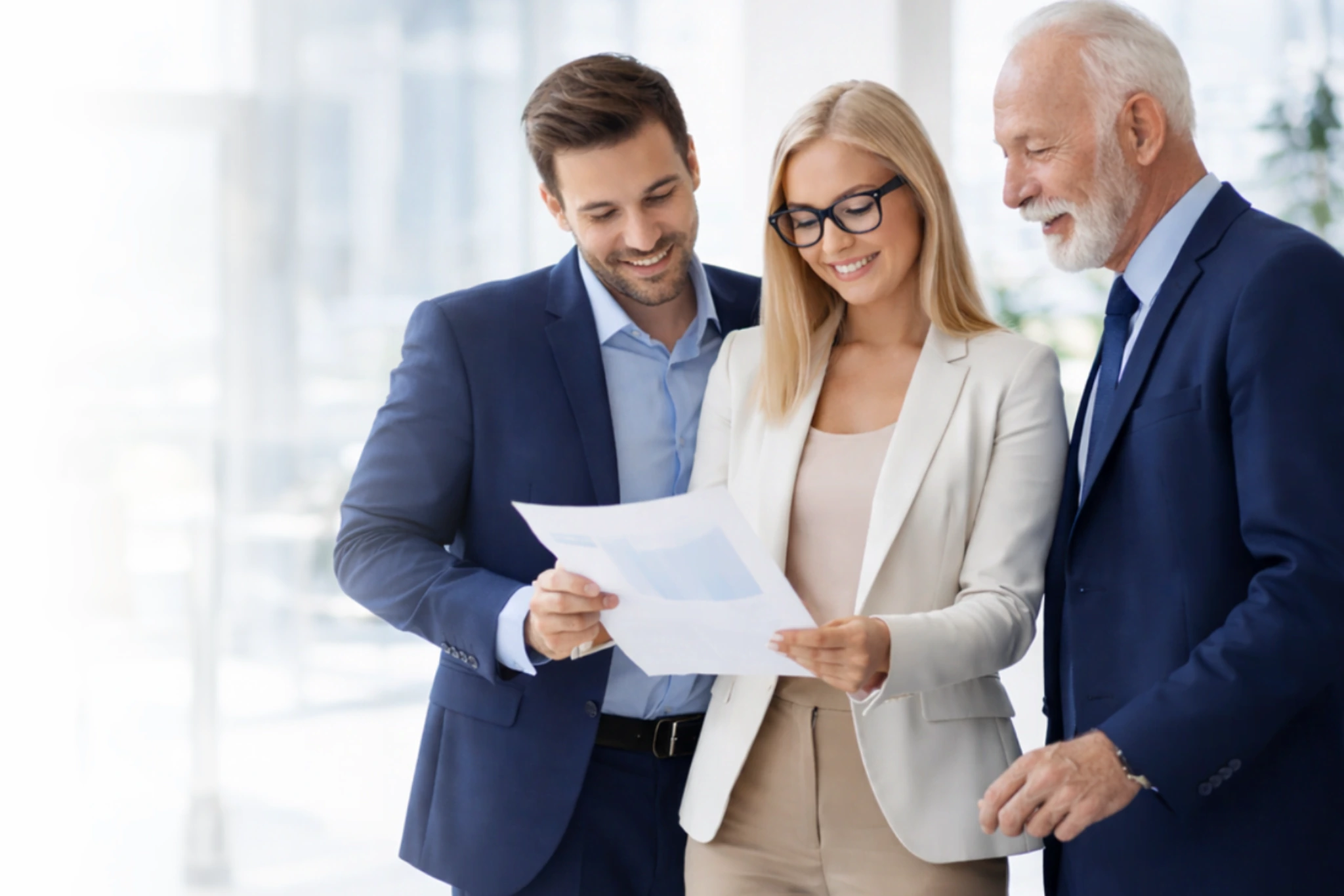 Equipe corporativa analisando proposta de plano empresarial